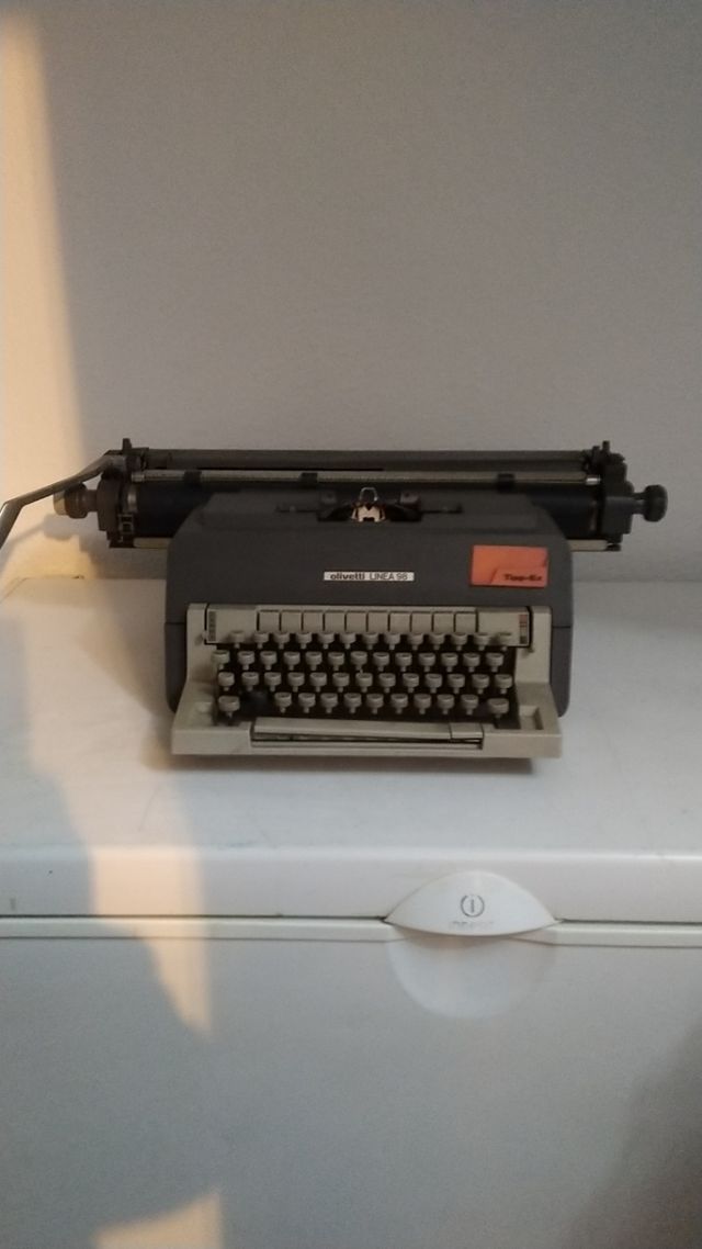 Maquina de escribir antigua