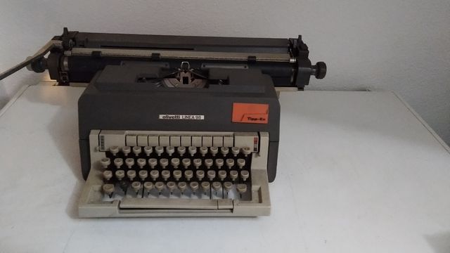 Maquina de escribir antigua