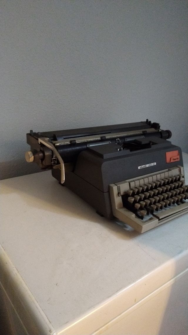 Maquina de escribir antigua