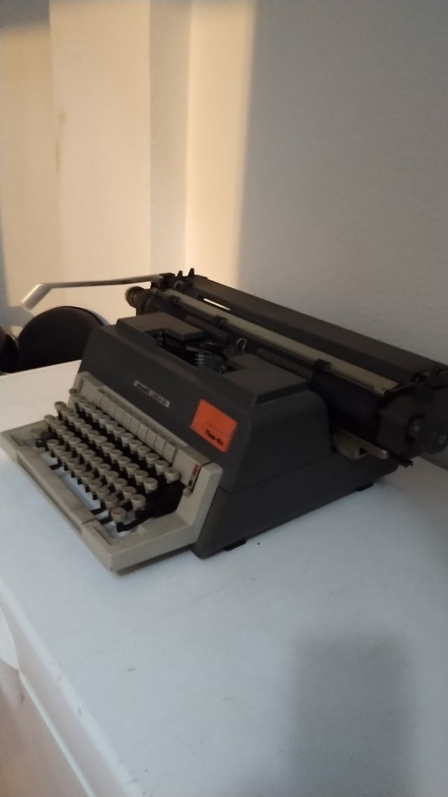 Maquina de escribir antigua