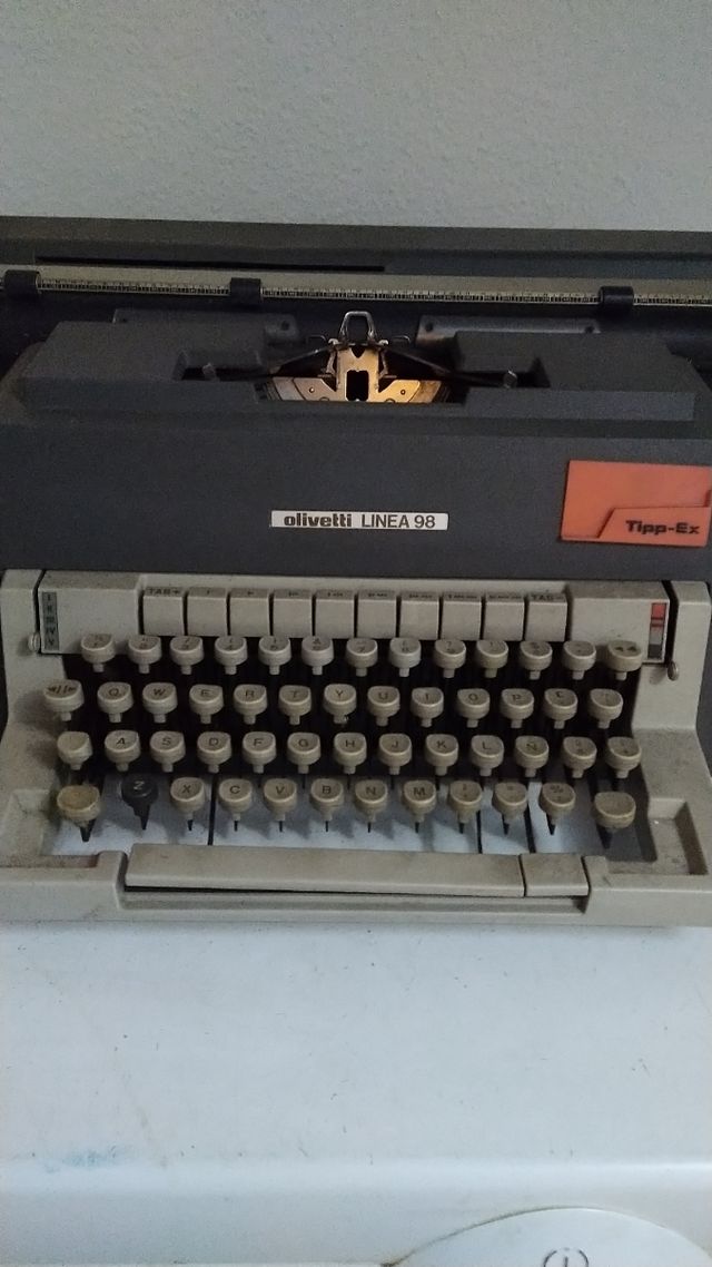 Maquina de escribir antigua