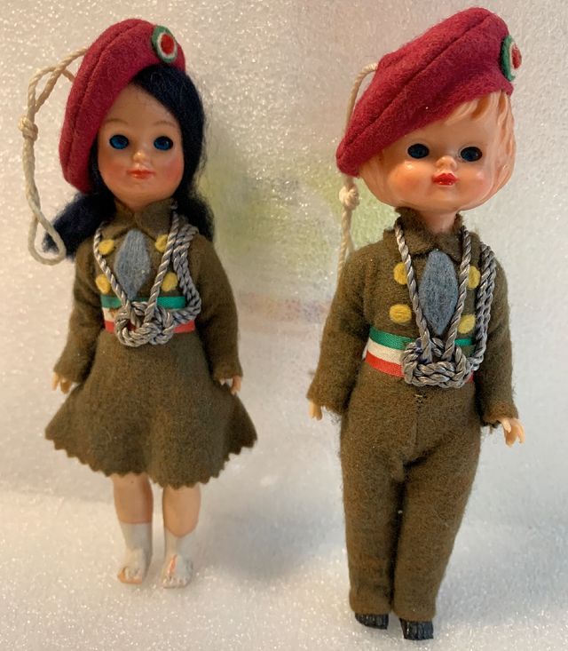 Bambole vintage degli anni '60 vestite in uniforme