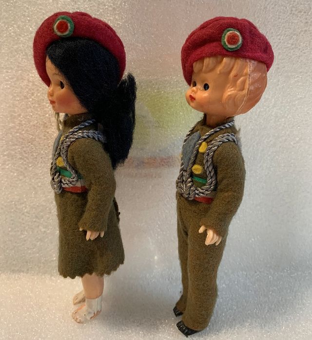 Bambole vintage degli anni '60 vestite in uniforme