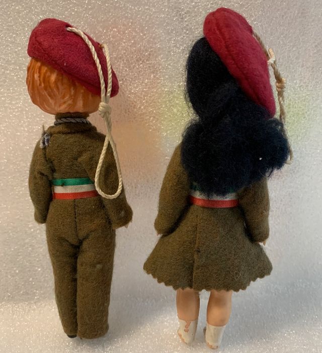 Bambole vintage degli anni '60 vestite in uniforme