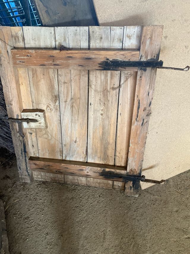 Ventan Finestra antigua amb golfus i furrellacb