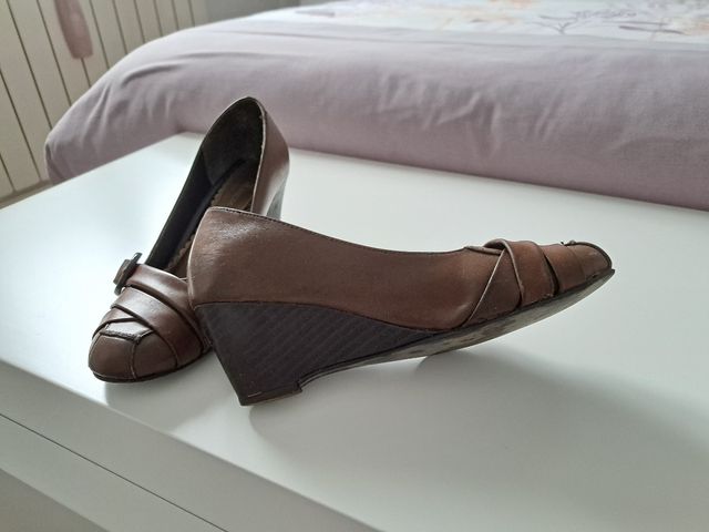 Zapatos de cuñas marrones