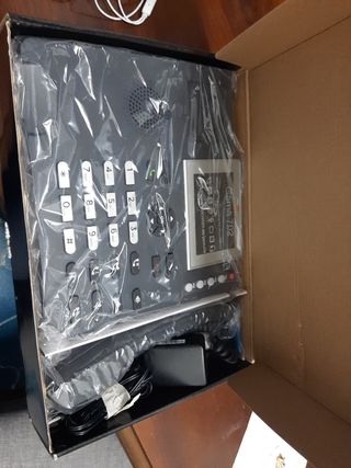 Teléfono fijo en su caja nueva