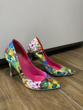 Décolleté a punta con tacco alto