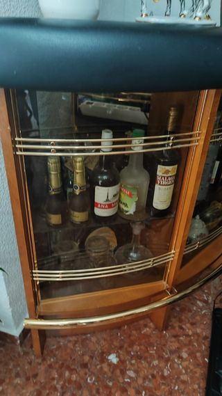 Barra de bar y dos taburetes de cuero