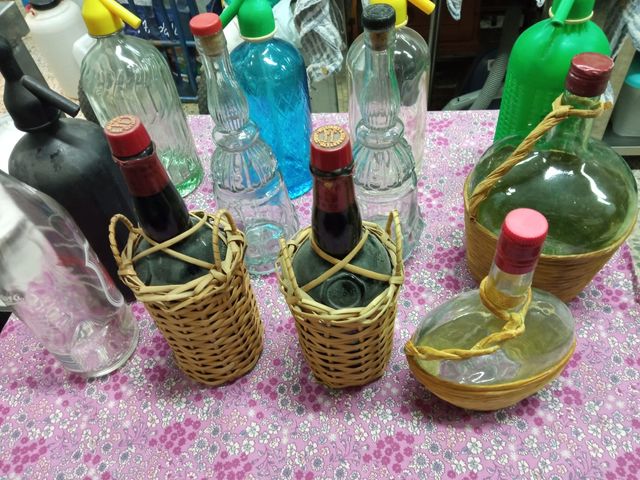 Bottiglia e sifoni antichi