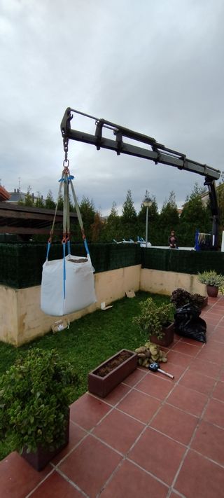 Siembras de césped con tierra vegetal y plantación