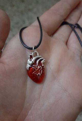 Collana in pelle con Cuore anatomico