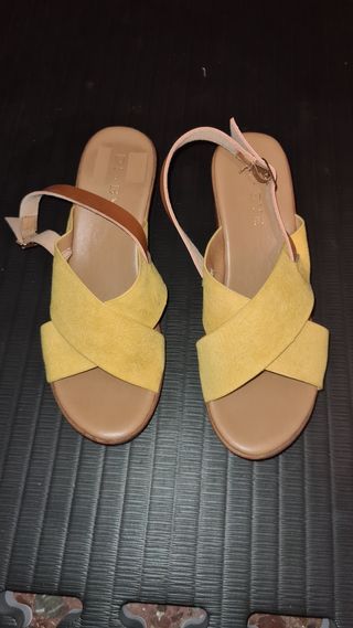 Sandalias amarillas de la marca Di-bye (talla 38)