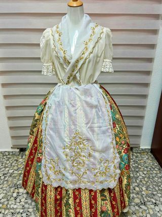 Manteleta y delantal de fallera
