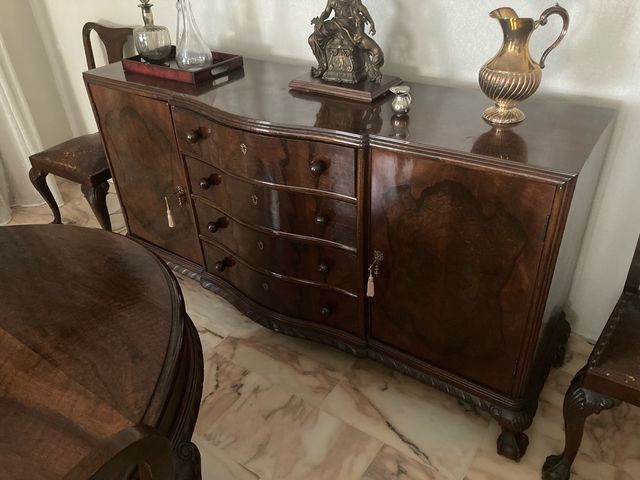 Sala da pranzo (stile Chippendale). Tavolo+sedie+credenza