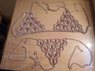 Completo due pezzi a catenina e perline