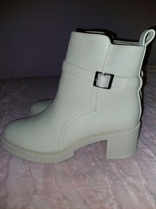 Botas de color crema