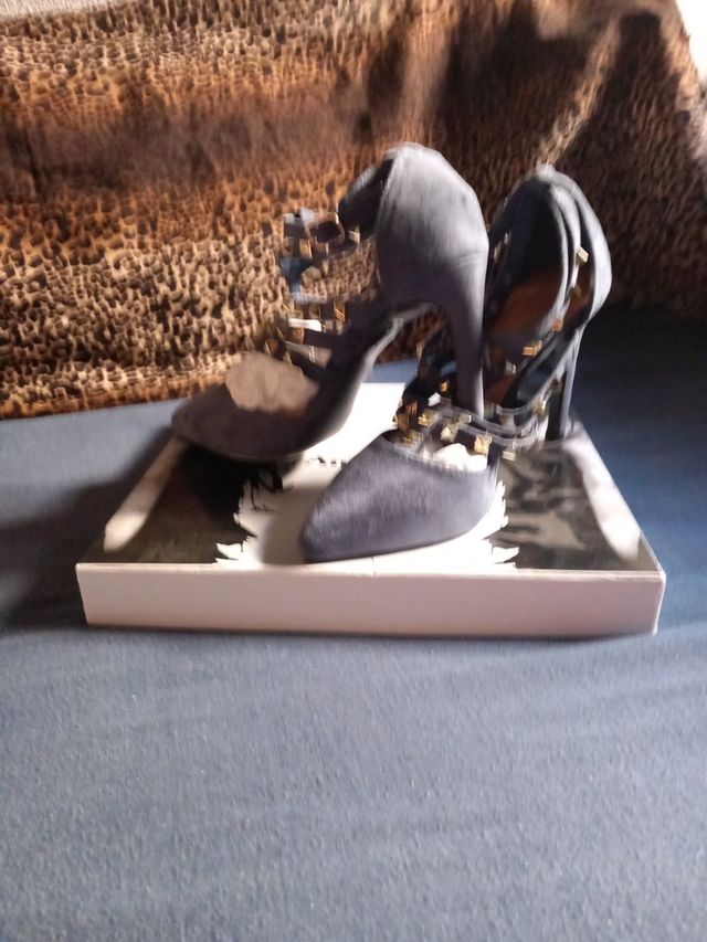 Zapatos azules con tachuelas