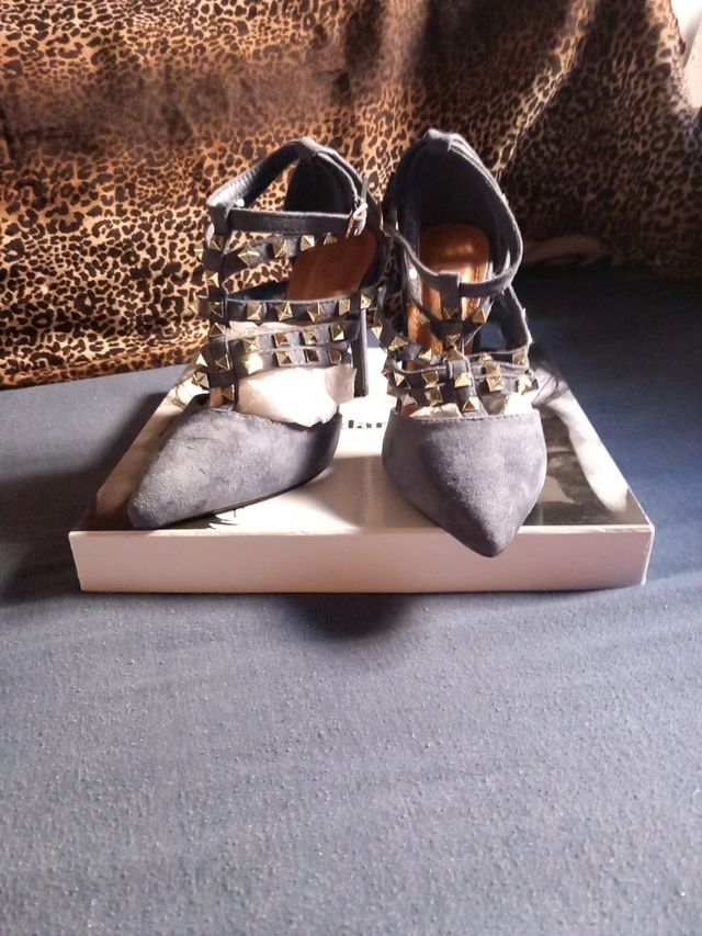 Zapatos azules con tachuelas