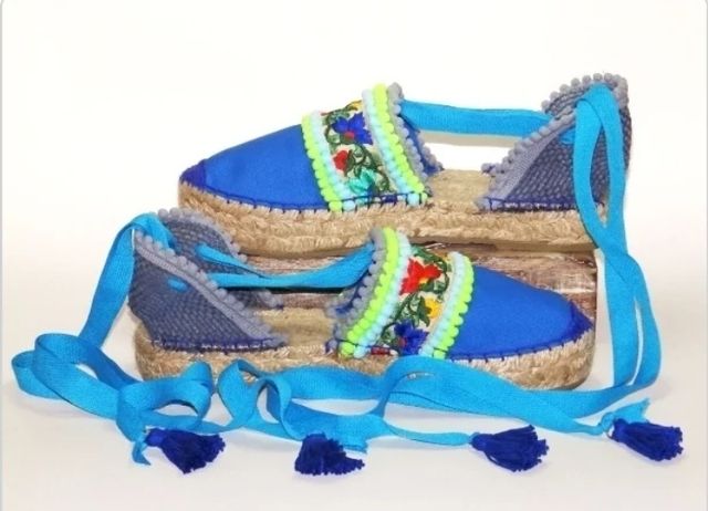 Alpargatas azules bordadas en seda. 37