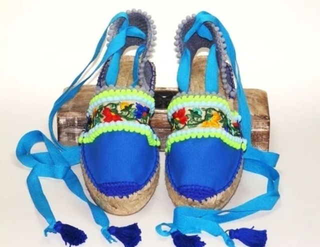 Alpargatas azules bordadas en seda. 37