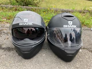 Un casco de moto Shark XS