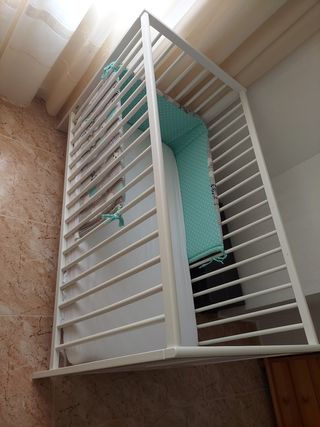 Cuna Ikea + colchón + juegos de sábanas 