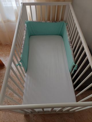 Cuna Ikea + colchón + juegos de sábanas 