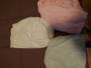 Cuna Ikea + colchón + juegos de sábanas 