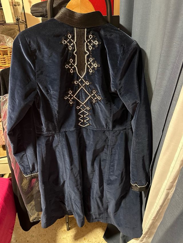 Levita terciopelo bordada