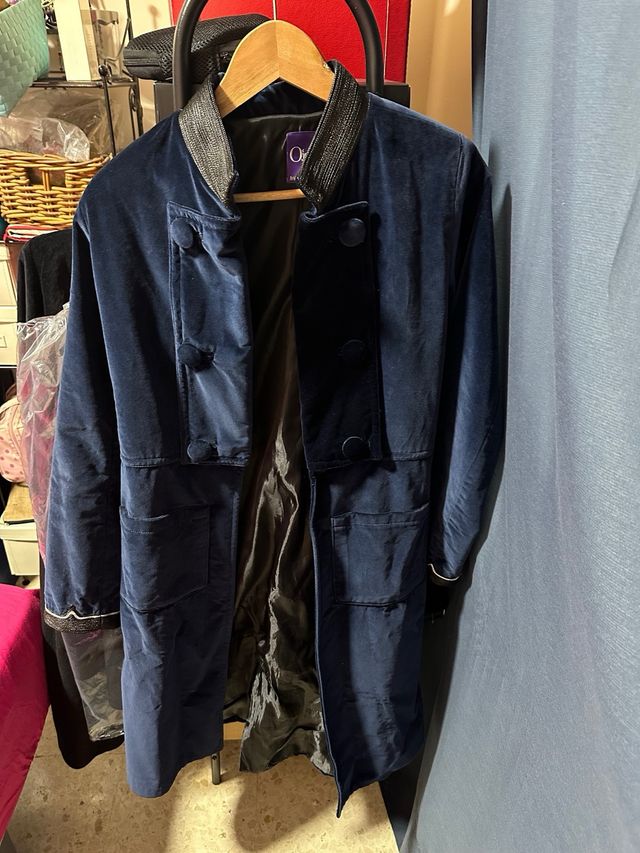 Levita terciopelo bordada