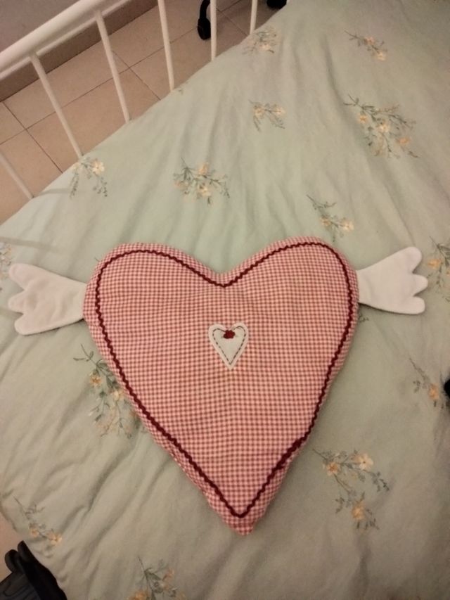 Cojín corazón cuadros