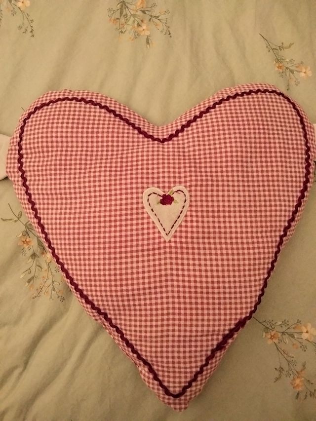 Cojín corazón cuadros