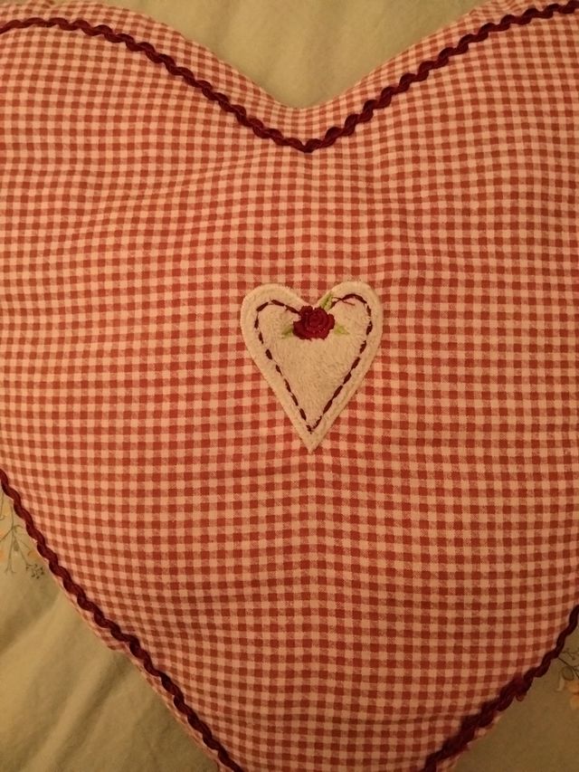 Cojín corazón cuadros