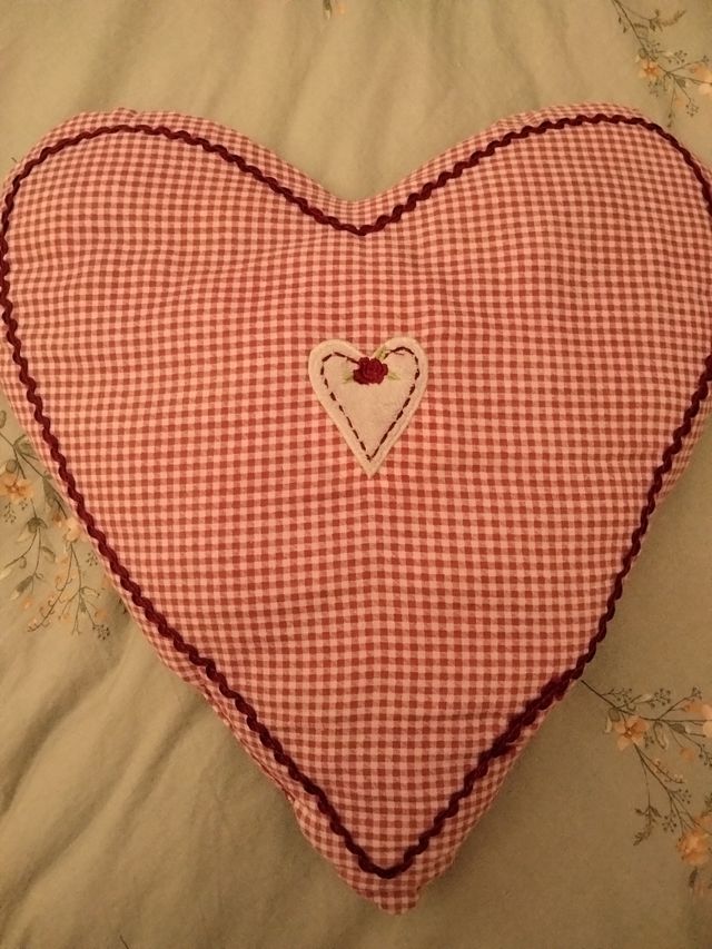Cojín corazón cuadros