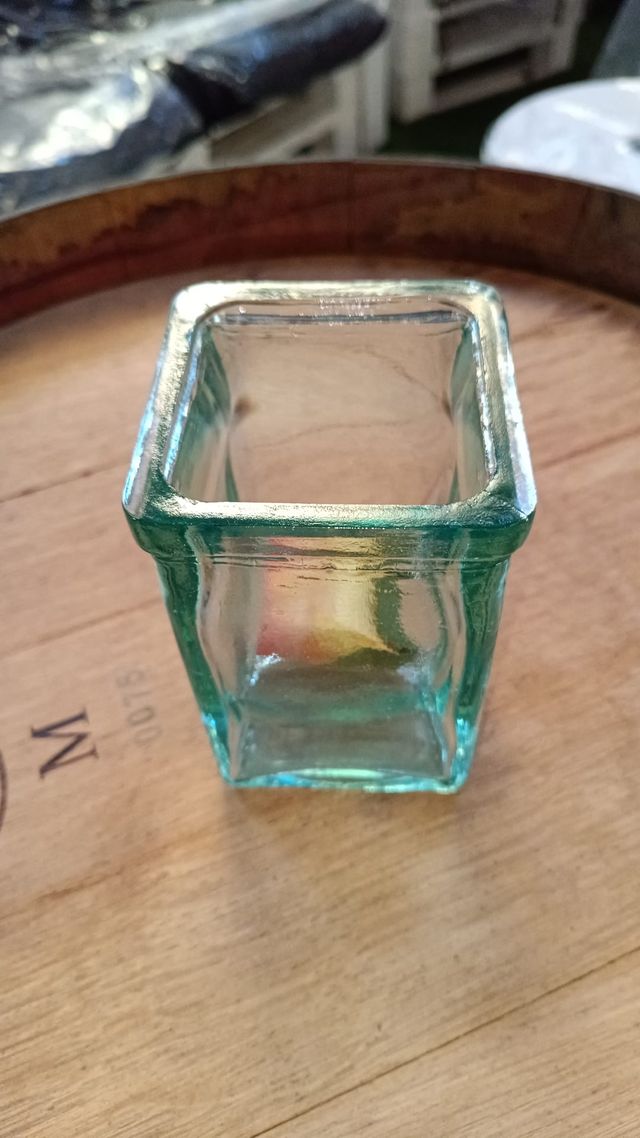 32 vasi in vetro temperato.