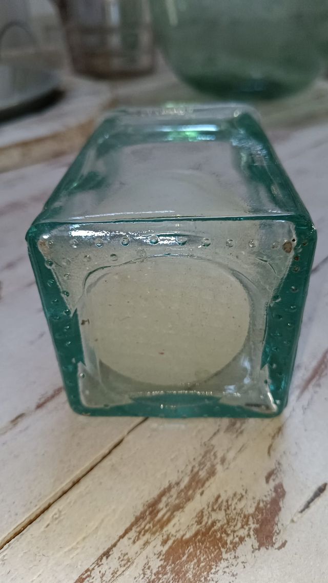 32 vasi in vetro temperato.