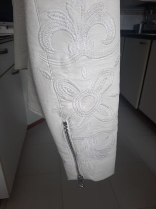 Cazadora polipiel blanca