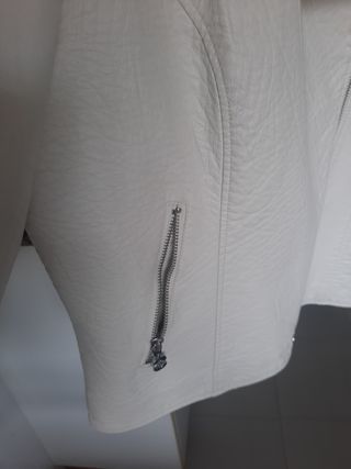 Cazadora polipiel blanca