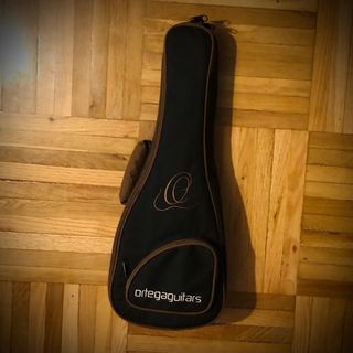 Ukelele Electro-Acústico Ortega con Funda