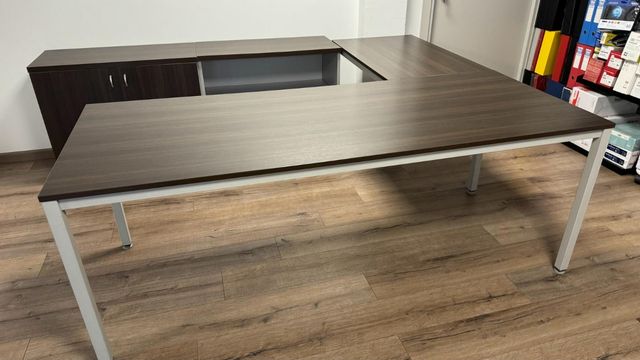 Mesa Oficina y armarios