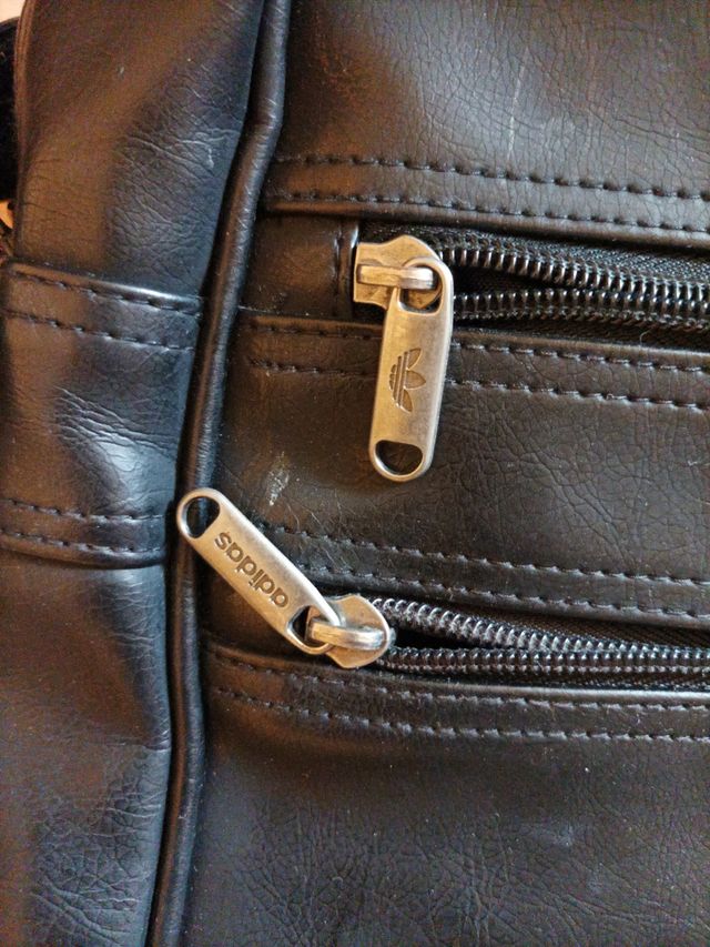 Bolso Adidas con asa para colgar