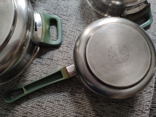 2 ollas y un cazo de acero inoxidable 18/10. 