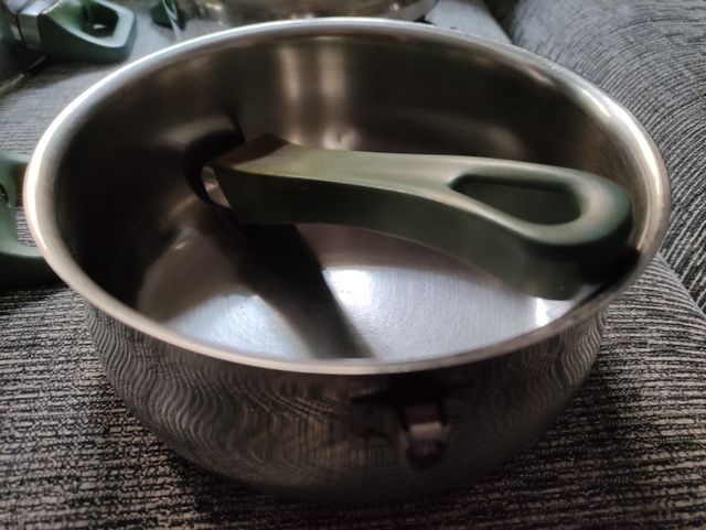 2 ollas y un cazo de acero inoxidable 18/10. 