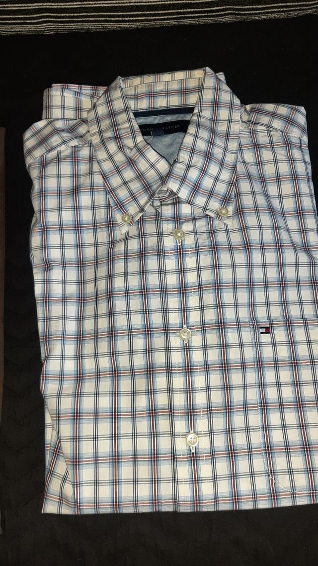 Lote de 2 Camisas Tommy Hilfiger.