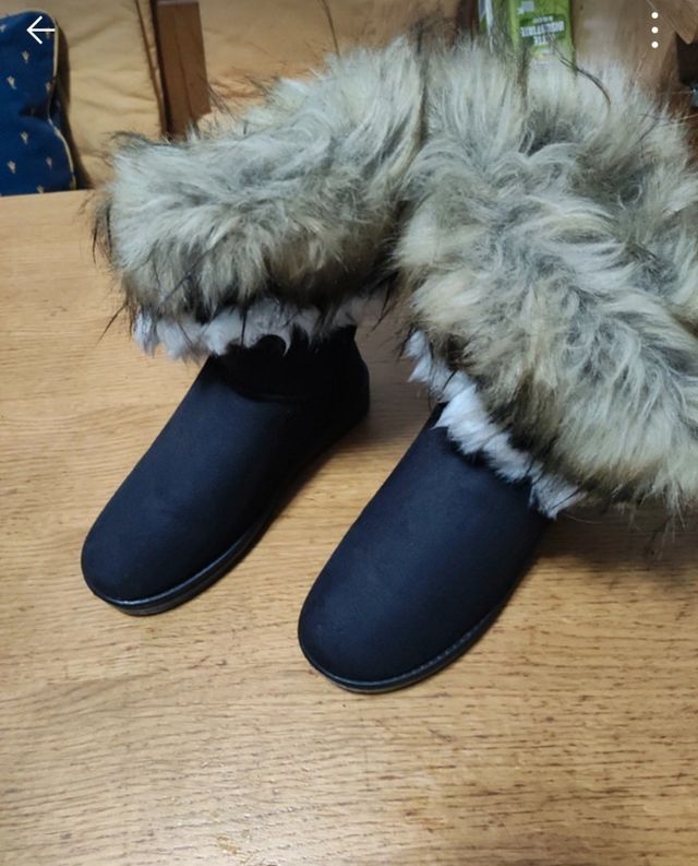 Stivaletti bassi neri con pellicciotto d