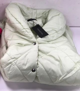 Color manzana, kaki es más grande que una s