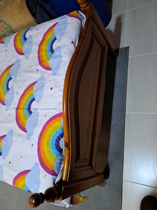 Cama de 90 de madera de pino maciza .