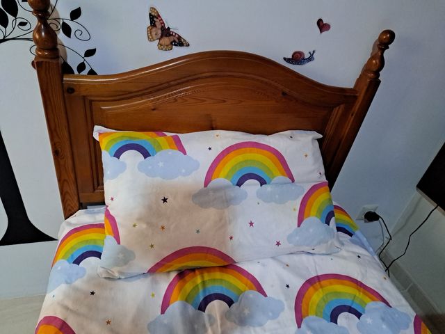 Cama de 90 de madera de pino maciza .