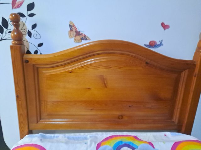 Cama de 90 de madera de pino maciza .